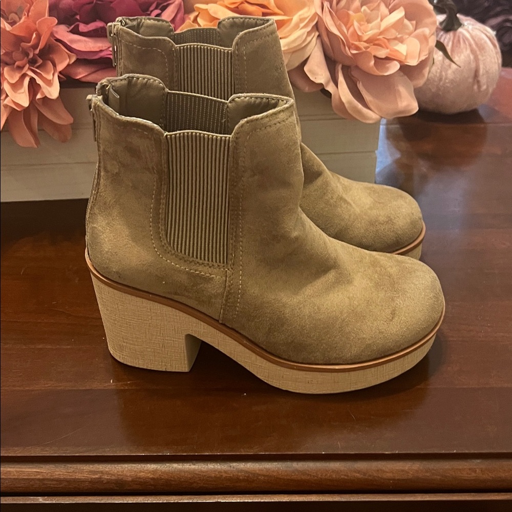 Pierre Dumas Tan Suede Ankle Boots NWOB - Picture 2 of 7